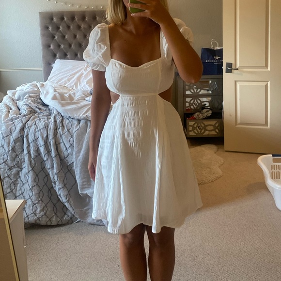 White sundress with puffy sleeves and open back - Picture 1 of 2